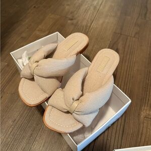 BRAND NEW WITH BOX SCHUTZ BEIGE SANDALS SZ 6 WOMENS